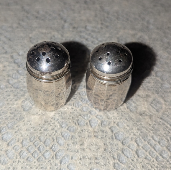 Vintage sterling silver miniature salt and pepper shaker set . - Picture 1 of 6